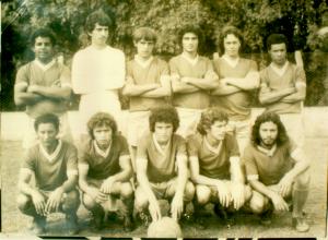José Antonio no dia em que estrearam o uniforme do IAP, time que montou com o Fernando, seu melhor amigo. Eles jogavam nas redondezas da cidade onde morava, Coromandel. De cima para baixo, da esquerda para a direita: Márcio, José Antonio, Flávio (Piqui), Quebra-queixo, Laerte, Zico (Piteiras), Douradinho, Tonho, Bila, Fernando, Mundico.