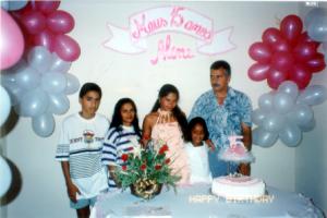 José comemora o aniversário de quinze anos de Aline (ao centro), sua filha. Ela ganhou uma faixa, assinada por toda a sua família, com os dizeres: 