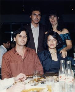 Noemia (sentada, à direita) e seu marido Oswaldo posam com um casal de amigos.