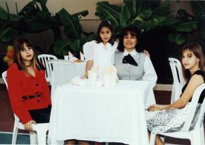 Noemia e suas sobrinhas no aniversário de Rayza. Esq.-dir.: Karen, Marina, Noemia e Kelly.