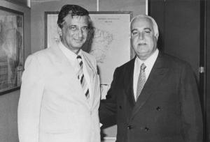 Arly, diretor de Marketing, visitou o gabinete de Antônio Carlos Magalhães, ministro das Comunicações, quando foi à Brasília participar de um encontro da Associação Brasileira dos Jornais Interior (ABRAJORI).
