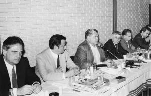 Arly (segundo à esquerda) e Newton Cardoso (terceiro à esquerda), governador de Minas Gerais, junto a outros representantes da imprensa local em uma churrascaria. Foi a primeira vez que um governador recebeu os representantes de jornais do interior no Palácio do Governo.