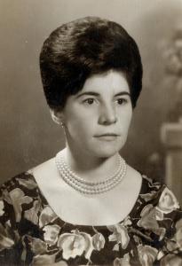 Retrato de Déa quando chegou em Uberlândia. Ela veio de Uberaba, onde ficou com o pai até que a pensão dele fosse vendida, e começou a trabalhar na Companhia de Telecomunicações do Brasil Central (CTBC).