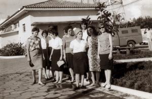Déa e amigas do trabalho em visita à fábrica da Pepsi no Distrito Industrial. Ela está de lenço, à frente, vestida com o uniforme da Companhia de Telecomunicações do Brasil Central (CTBC).