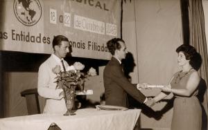 Déa recebe o certificado de participação na reunião do Sindicato de Trabalhadores em Telecomunicações de Carloto, representante do sindicato de Belo Horizonte.