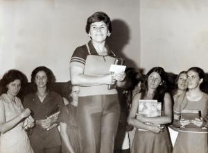 Déa revela o seu amigo oculto na festa de fim de ano da Companhia de Telecomunicações do Brasil Central (CTBC). Esq.-dir.: Idalma, Gláucia, não identificado, Déa, não identificado, Selma, Olerir e Edna.