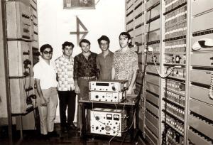 Antônio e colegas de trabalho no departamento de longa distância da Companhia de Telecomunicações do Brasil Central (CTBC), que ficava no prédio da Avenida João Pinheiro. Esq.-dir.: Katsonory Simabokvro, Antônio Carlos, não identificado, Daisson e Walter Machado.