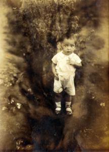 Antônio Carlos em um jardim, no dia de seu batizado.