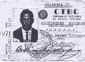 Cartão de identificação de Archimedes como Chefe de Redes Urbanas da Companhia de Telecomunicações do Brasil Central (CTBC).