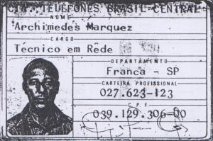 Cartão de identificação de Archimedes como Técnico em Rede da Companhia de Telecomunicações do Brasil Central (CTBC).