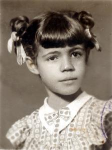 Retrato de Mirna aos seis anos, tirado por ocasião de sua entrada na primeira série no Colégio Brasil Central.