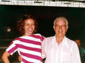 No 12º aniversário da Agência Chevrolet, Mirna recebeu um presente pelos 23 anos de serviços prestados.