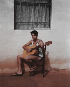 Francisco, adolescente, tocava violão em casa aos domingos. Apesar de gostar muito, quase não toca mais por falta de tempo.