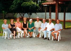 Maria Adelaide e seus irmãos posam junto à Guiomar, sua mãe, que comemorava o aniversário de noventa anos na Chácara Himalaia, nas Mansões do Aeroporto. Esq.-dir.: Maria Adelaide, Sônia, Eleusa, Doralice, Guiomar, Odelmo, Toninho, Rubens e Aloysio.
