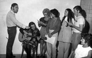 Maria Adelaide canta na festa de final de ano da Companhia de Telecomunicações do Brasil Central (CTBC), no prédio da Central 234. Esq.-dir.: Joaquim, filha de Athayde Barata, Adelaide, Noemia, Leila, Geraldo e não identificado.