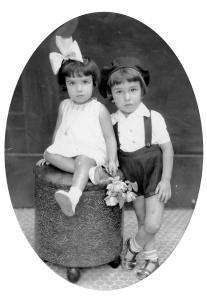 Maria Adelaide com dois anos de idade, junto ao irmão Aloyisio.