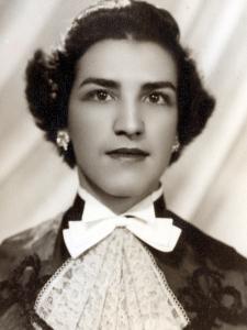 Retrato da formatura de Maria Adelaide no curso técnico de Contabilidade, na Escola Técnica de Uberlândia.