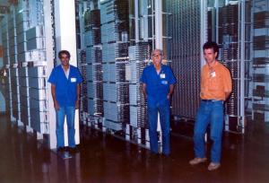 Alderico e colegas trabalhando na Central AGF da Companhia de Telecomunicações do Brasil Central (CTBC). Esq.-dir.: José Márcio, Alderico e Hélio Isaías Ribeiro.