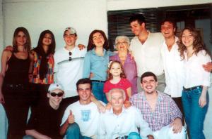 Alderico (agachado, terceira pessoa) e sua esposa Ana (em pé, quinta pessoa) 5a esq dir no alto) em sua residência, junto aos netos. Os netos estão na residência de Alderico.