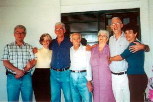 Alderico posa ao lado da esposa Ana e de seus filhos. Esq.-dir.: Alberto, Maria das Graças, José Humberto, Alderico, Ana Tostes, Cleonir e Maria de Fátima.