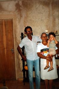 Alcindor e Sebastiana seguram Marcos Vinícius no colo. São, respectivamente, os pais e o sobrinho de Maria Amélia.