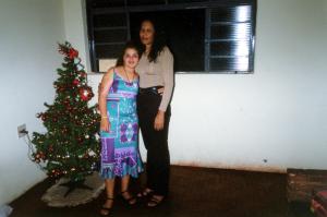 Maria Amélia e a filha Aline Cristina abraçadas ao lado da árvore de Natal.