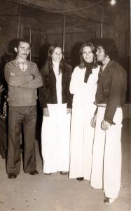 Paulo Vaz e colegas de trabalho participando de festa do Dia da Telefonista realizada na Companhia de Telecomunicações do Brasil Central (CTBC). Esq.-dir.: Paulo, Jane, Noelina Manede e Gelson Tonhete.