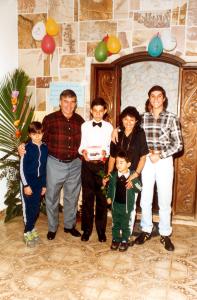 Na casa de Geraldo Magela, seu vizinho, Paulo deu uma festa após a primeira comunhão do filho Joel onde compareceram muitas crianças. Esq.-dir.: Samuel, Paulo, Joel, Maria do Carmo, Daniel e Rafael.