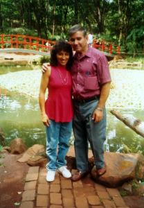 Paulo e sua esposa, Maria do Carmo, em passeio num parque ecológico.