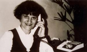 Nilva posando para foto na CTBC. Está sorridente segurando um telefone ao ouvido. O jornal Tribuna de Ituverava fez uma reportagem para homenagear as telefonistas, Nilva foi escolhida.