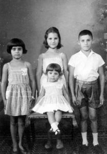 Retrato tirado no estúdio Foto Carneiro em comemoração ao aniversário de um ano de Lucélia, a irmã de Nilva. Nessa época já moravam na cidade.