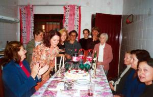 Nilva no seu aniversário de 47 anos de idade em sua casa em Ituverava. Observa-se da esquerda para direita: Eunice Ferreira Barbosa, mãe da Nilva, Nilva, Darci, Vera, Juliana, Lucelaine, Mariquinha, Joana, irmã, Olga. Estão na hora do parabéns.