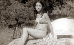 Carmen tomando sol sobre uma pedra durante passeio com as irmãs, na Estância Hidromineral de Águas de Fortaleza.