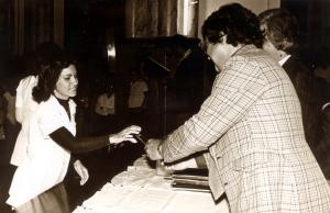 Na foto estão Carmen, recebendo seu diploma, e o professor Geraldo, paraninfo da formatura do curso Técnico em Eletrotécnica, que aconteceu no Colégio Lourdes. Além da cerimônia, também houve coquetel e missa.