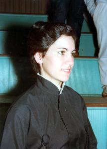 Carmen, de beca, em sua formatura no curso de Máquinas Elétricas da Universidade de Franca (Unifran), no ano de 1985.