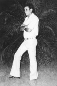 Evauri faz pose para tirar foto no jardim da Praça da República.