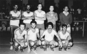 Evauri, terceiro da esquerda para a direita, em pé, e sua equipe de futebol de salão da CTBC, em posição clássica.