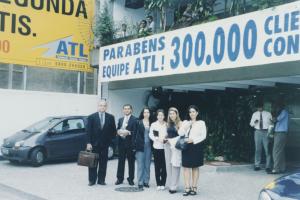 Evauri (à esquerda) junto da sua equipe de representantes na frente da ATL, para buscar novas tecnologias e processo de atendimento ao cliente.