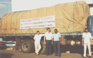 Estevão, Evauri, José Nunes e Izalte Ribeiro em frente do caminhão, que carrega a nova central DDD e DDI com capacidade para dois mil terminais, que eles mesmos montaram.
