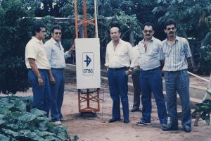 Estão presentes, da esquerda para a direita, Wilson Roberto M. de Oliveira (prefeito de Paranaíba), Evauri Rosa Morais (assistente administrativo da CTBC), Marcelo Francisco Alves (gerente regional da CTBC/Iturama) e Clever Guimarães (coordenador técnico da CTBC/Iturama) ao redor da torre na inauguração do sistema de telefonia móvel rural na propriedade do governador do estado de Mato Grosso do Sul.
