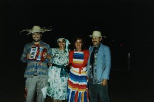 Vanilda, a segunda da esquerda para a direita, acompanhada dos seus colegas de trabalho na festa junina da CTBC.