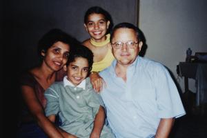 Aniversário de Tarso. Passou dias atrás de violeiros e sanfoneiros, para tocarem no 50° aniversário do esposo. Houve festa com churrasco e muita alegria em sua casa
