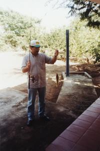 Durval segura um peixe ainda pendurado no anzol. Durval gosta muito de ir pescar, mas odeia caçar ou prender animais. O rancho é de um amigo e, na ocasião, ele estava de férias.