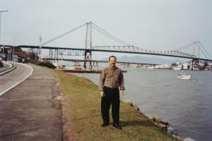 De vez em quando Durval escolhe uma cidade para visitar, a fim de verificar como é feita a distribuição aos produtos ali e fazer contatos. Ele assiste palestras e visita fábricas de telefones.