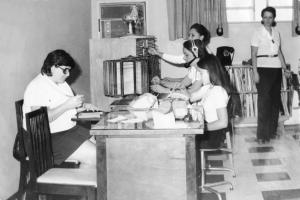 O prédio antigo da CTBC ficava na Rua Governador Valadares. A mesa que aparece ao fundo é uma semi-automática e ao lado dela há um fichário com o serviço de informações do outro lado da mesa.