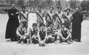 Romeu com o time de futebol em que jogava, no Colégio Dom Bosco.