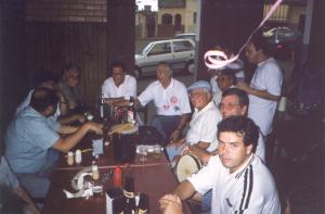 Romeu e os amigos de infância em uma batucada.