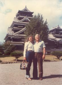Romeu e Vilma posando na fachada do castelo de Mamoto, no Japão.