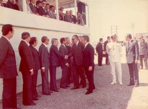O ex-presidente Emílio Garrastazu Médici cumprimenta Romeu Teixeira na inauguração do Porto de Tubarão.