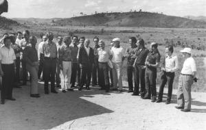 Romeu e grupo de colegas posando na pedra inaugural da construção da Cenibra.